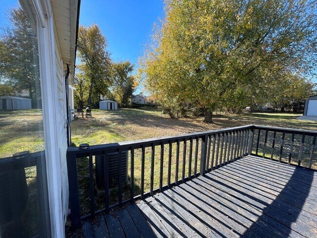 Building Photo - 2 bed 1 bath available just in Time for th...
