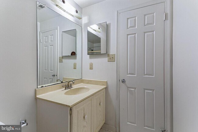 Building Photo - 7416 Royal Dominion Dr