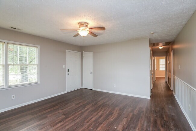 Building Photo - 925 Virginia Ct SE