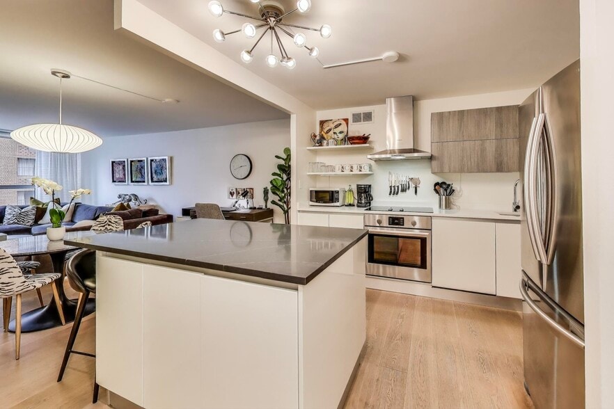 Building Photo - 110 E Delaware Pl