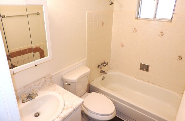 Building Photo - Beautifully Remodeled 3+1 Bungalow with Indoor-Outdoor Living