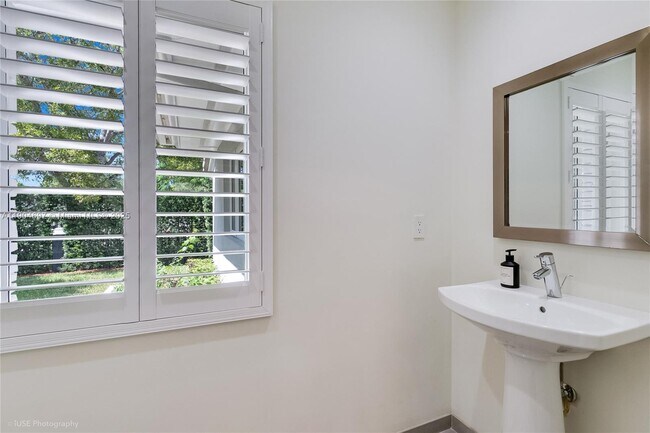 Building Photo - 1545 Siena Ave