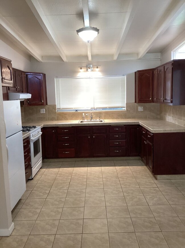 Building Photo - 3 Bedroom 1 Bath Single Family in West Sac...