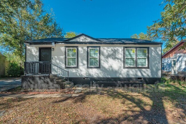 Building Photo - 2524 Rhodes Dr