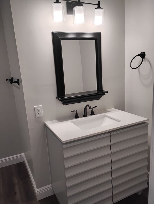 Building Photo - Spacious. Stylish. Short-Term Lease Perfection