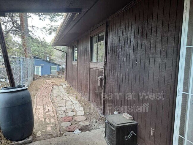 Building Photo - 4513 E Hollygreen Rd