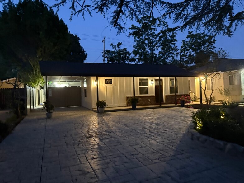 Front of unit - 3059 Sycamore Ave