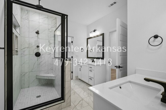 Building Photo - 4 Bed, 2 Bath Home