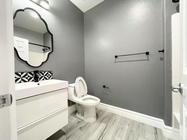 Building Photo - Welcome to a stunning 4-bedroom, 3-bath Home