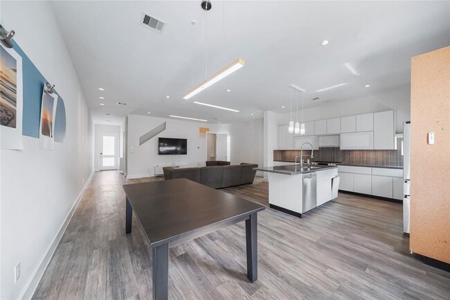 Building Photo - 5509 Paraiso Pl