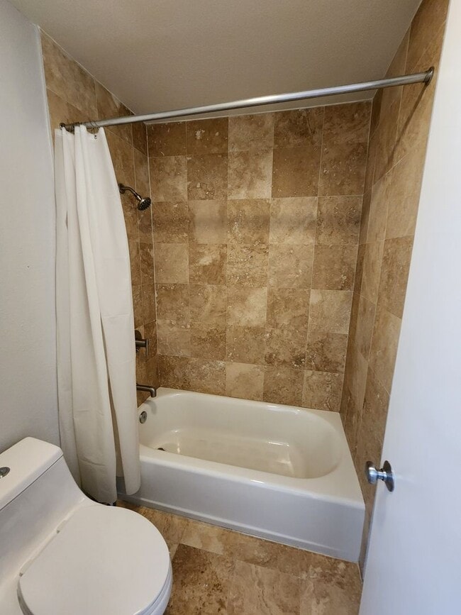 Building Photo - 2 Bedroom Upper Unit in UTC