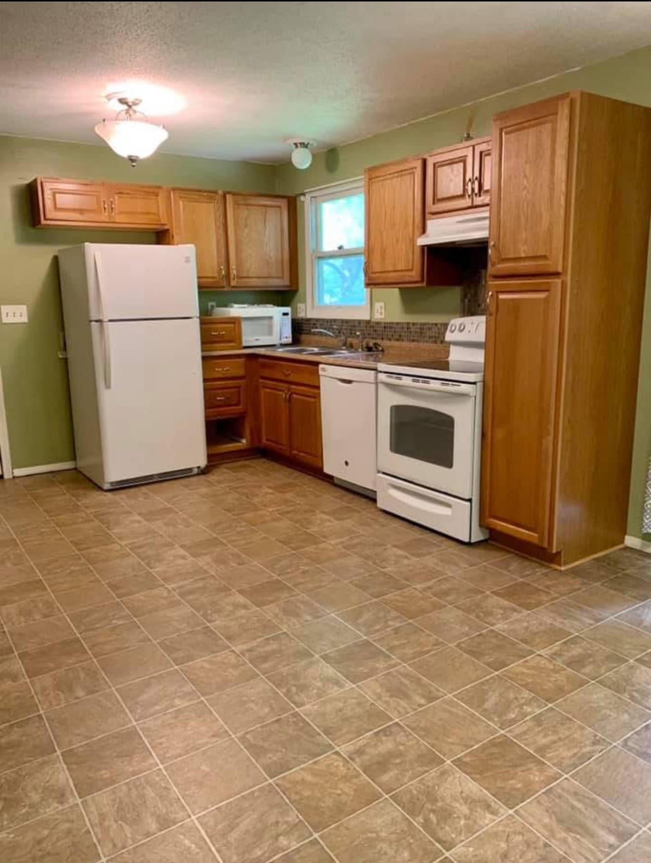 Kitchen - 212 Brookside Dr