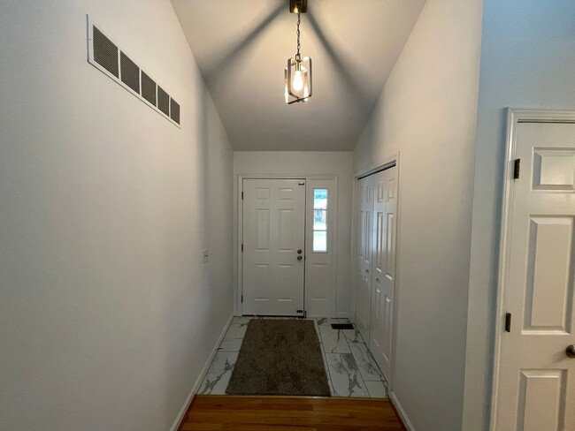 Building Photo - Beautiful Home Large Garage Highly Desired For Rent
