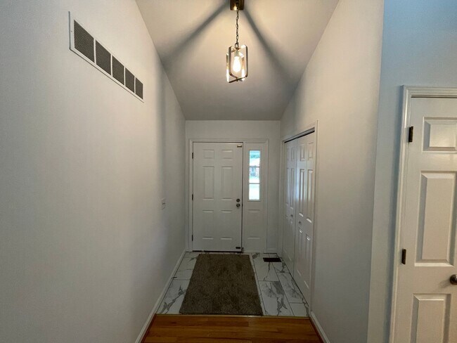 Building Photo - Beautiful Home Large Garage Highly Desired Neighborhood For Rent