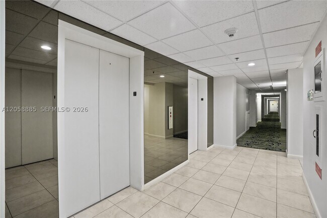 Building Photo - 3200 Port Royale Dr N
