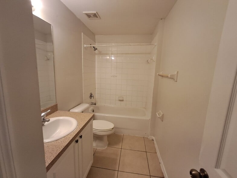 Building Photo - 4868 Golfview Blvd