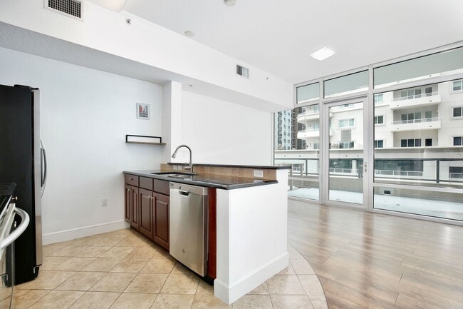Building Photo - Modern 1/1 Condo in the Heart of Orlando –...
