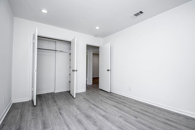 Building Photo - 119 Poinsetta Dr