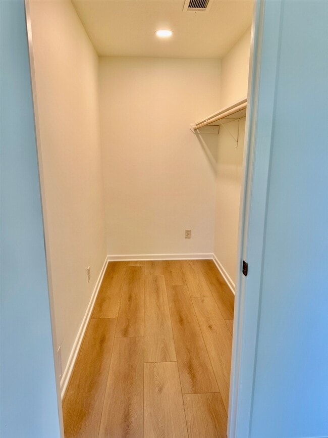 Building Photo - 5935 Meadow Way