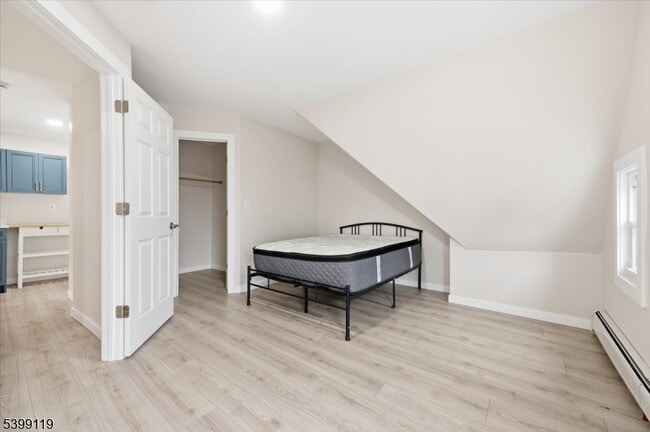 Building Photo - 162 Walnut St