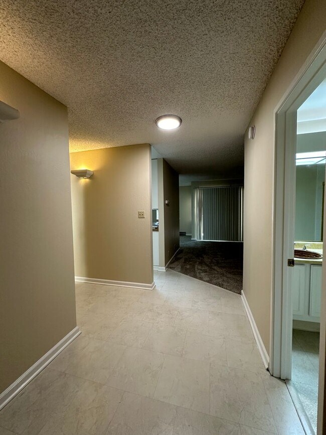 Building Photo - 2 bedroom, 1 bath condo in Mountain View