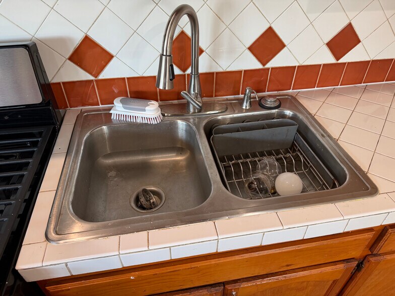 Building Photo - 12621 Victoria Ave