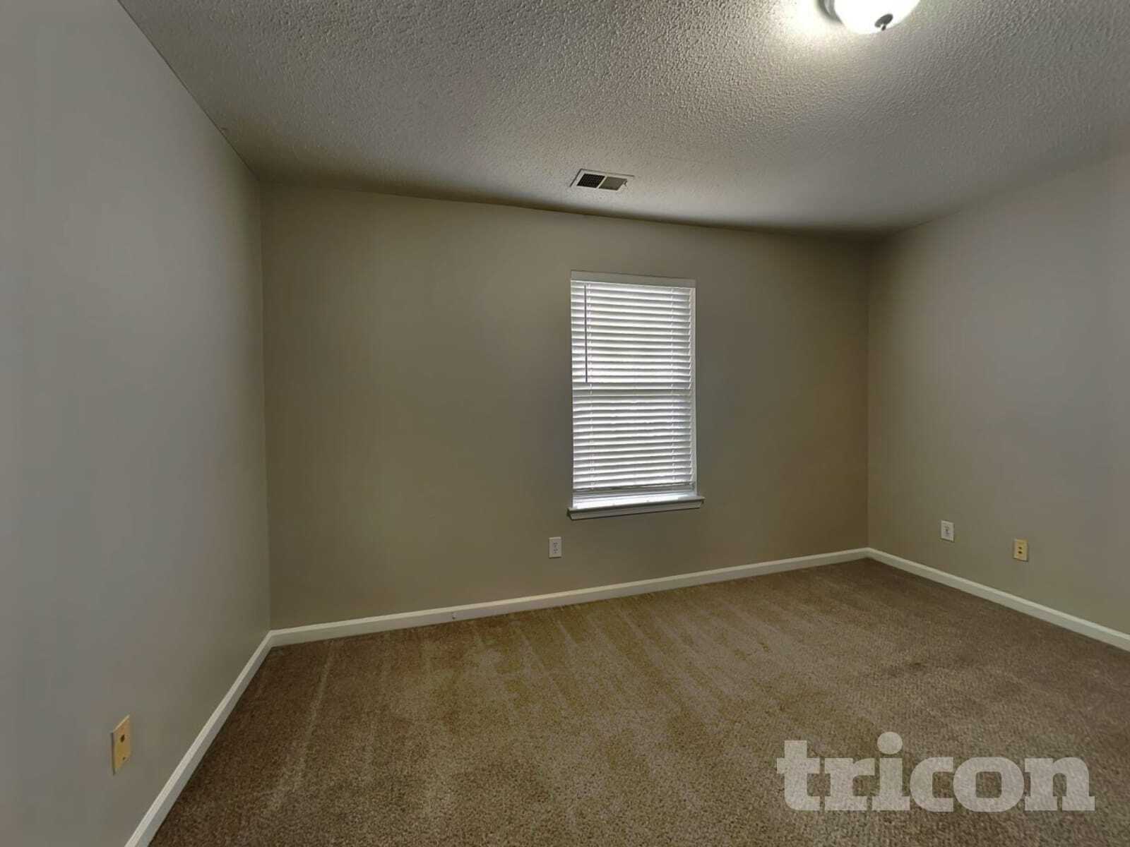 Building Photo - 2000 Farm Hill Ct