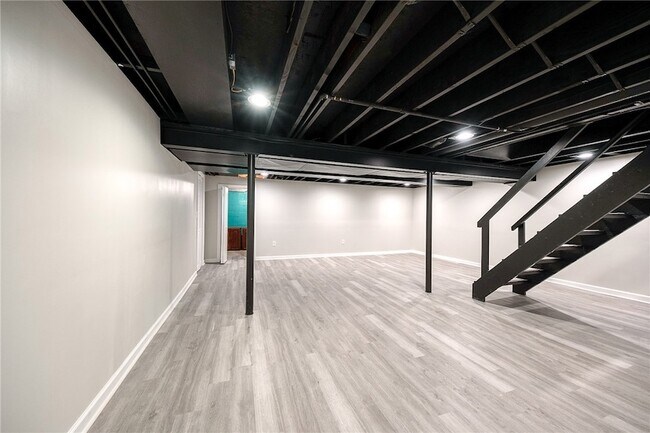 Building Photo - 719 Cumberland Rd