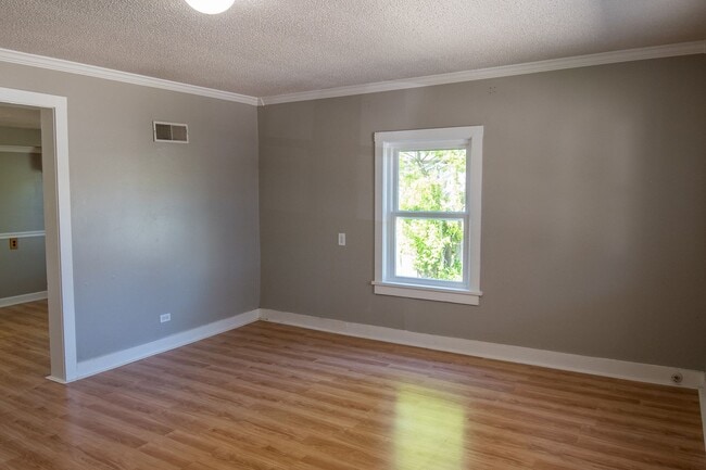 Building Photo - Great Murfreesboro Duplex with EXCELLENT b...