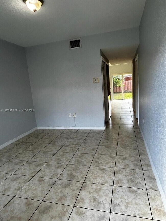 Building Photo - 865 SW 6th Ct