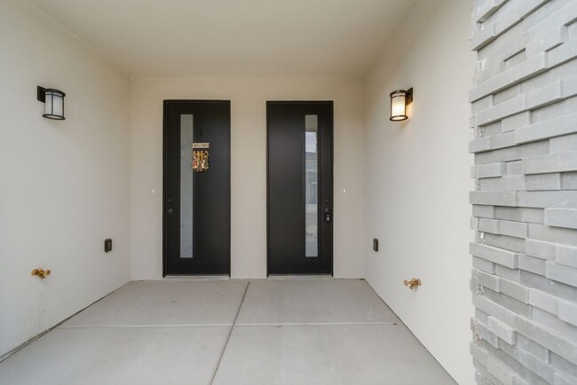 Building Photo - South Desert Townhome with EVSE Outlet