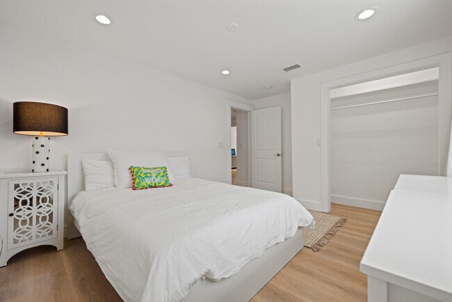 Building Photo - 425 10th Ave