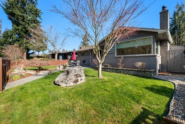 Building Photo - Elegant and Spacious Air-Conditioned Lincoln Park Rambler