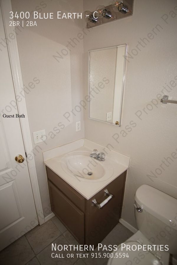 Building Photo - 2 BDR Eastside Apt- Laundry Hookups!