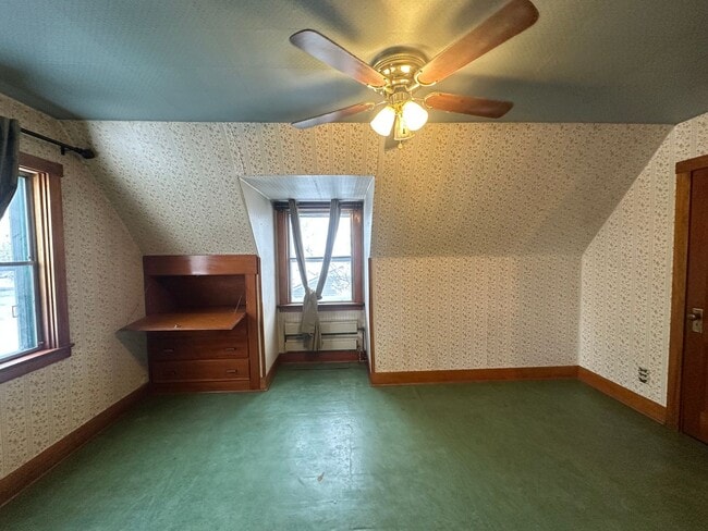 Building Photo - 5 Bed 3 Bath Home-Heat Included/Pets Allowed