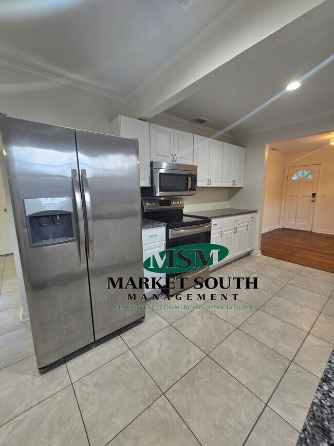 Building Photo - CUTE AND COZY THREE BEDROOM