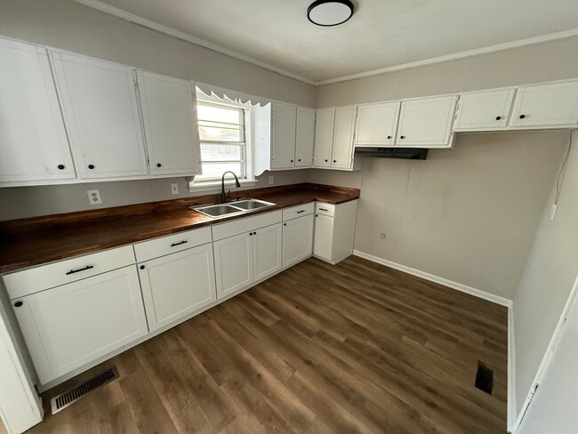 Building Photo - 210 Laurison St