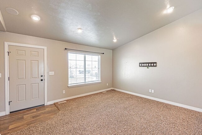 Building Photo - Charming 3-Bedroom Home with Garage on a S...