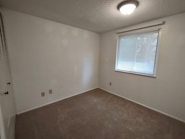 Building Photo - Beautiful Townhome located in Quail Hollow!