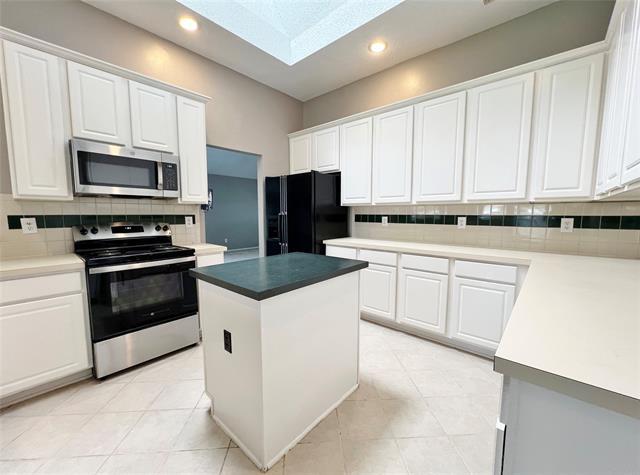 Building Photo - 7700 Glenoaks Dr
