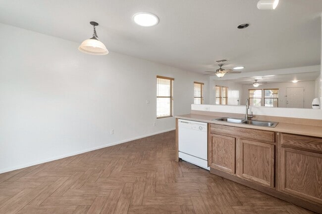 Building Photo - SPACIOUS 3 Bed 2 Bath Gilbert Home!!!