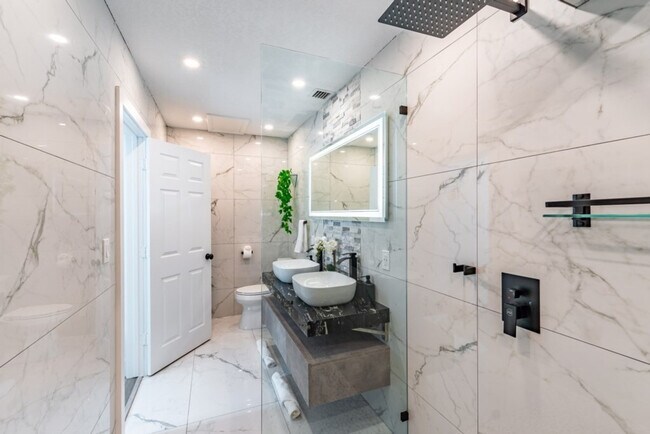 Building Photo - 834 SW 14th Ct