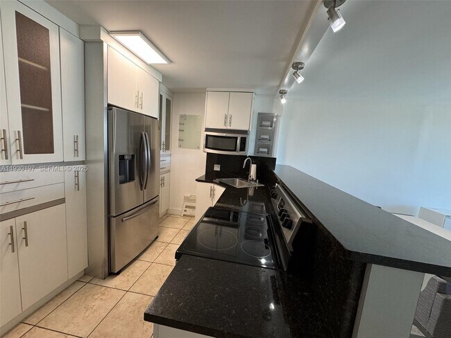 Building Photo - 100 Bayview Dr