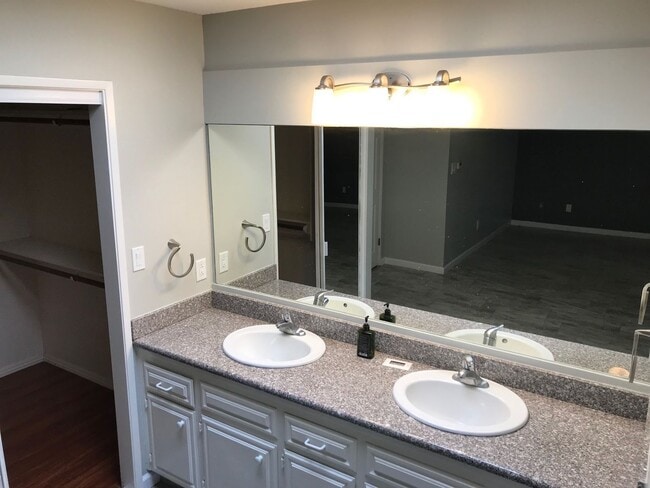 Building Photo - Spacious and Ready to Enjoy in Green Brier! A gated community.