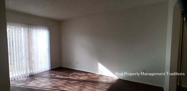 Building Photo - Cute 3 + 2 in Palmdale