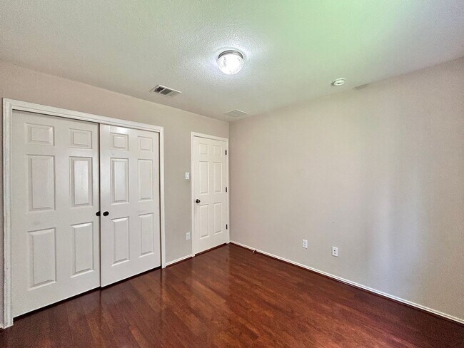 Building Photo - Beautiful & Spacious 3BR/2.5BA One-Level H...