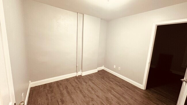 Building Photo - 832 Elliger St