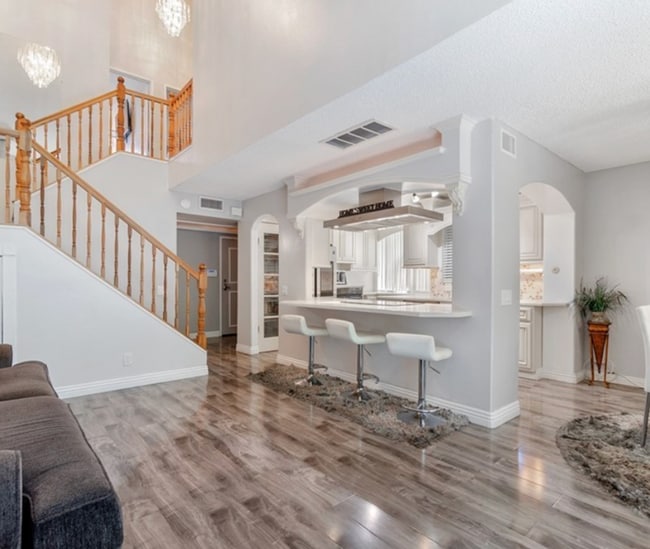 Building Photo - GORGEOUS 3 BEDROOM 3 BATH TOWNHOME