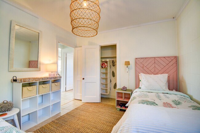 Building Photo - Off Season Coastal Cottage September 2026 through Mid February 2027- Fully Furnished- 3 Month Min...