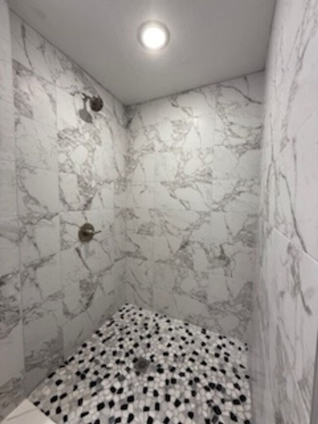 Building Photo - 16 Panorama Dr